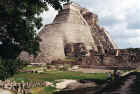 uxmal-pyramid.jpg (190808 bytes)